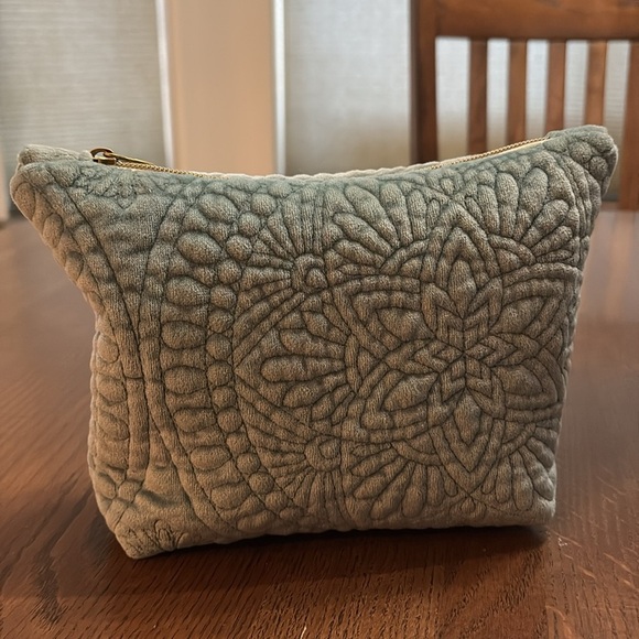 Quilted Teal Pouch 9x 7 - Picture 2 of 8